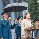 Анна Гурарий и Михаил Матвеев вручили дипломы и аттестаты выпускникам Екатеринбурга