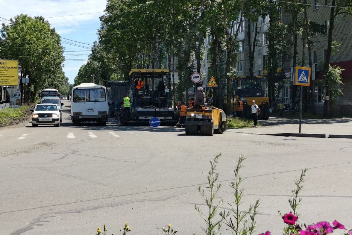 На автодороге по улице Комсомольской укладывают выравнивающий слой асфальта