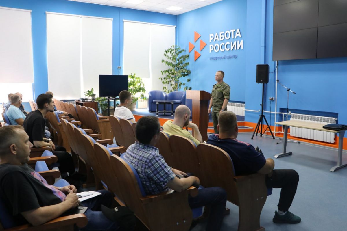 Активисты партийного проекта «Моя карьера с Единой Россией» помогли провести встречу с кемеровчанами, которые находятся в поиске работы