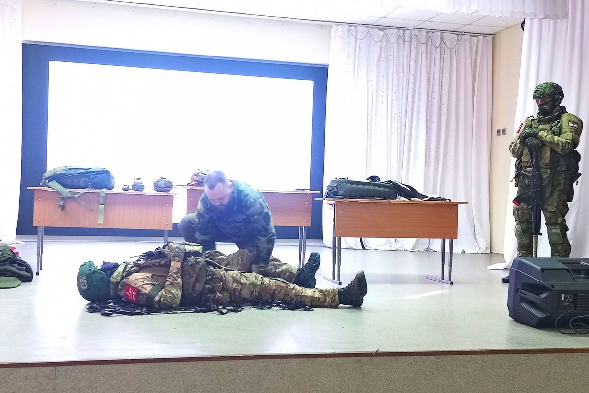 В Калтане единороссы провели для школьников мастер-класс по тактической медицине