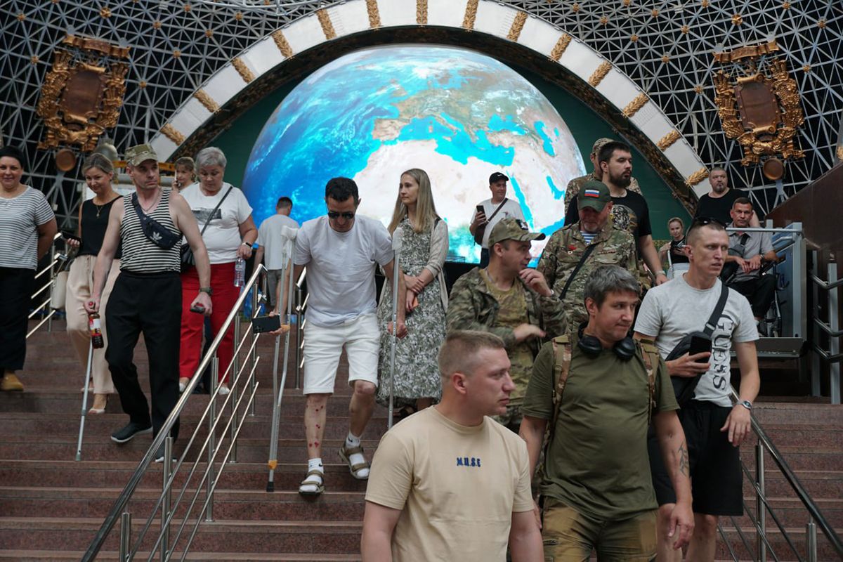 В Москве «Женское движение Единой России» организовало экскурсию на ВДНХ для участников СВО и их близких