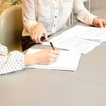 При нотариальном удостоверении дарения недвижимости близкие родственники получат скидку на оплату госпошлины