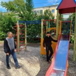 Партийный десант проверил ход установки детской площадки на улице Полетаева