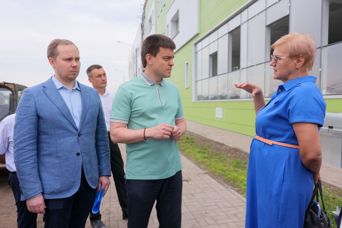 Михаил Котюков проверил строительство школ в посёлках Емельяново и Солонцы