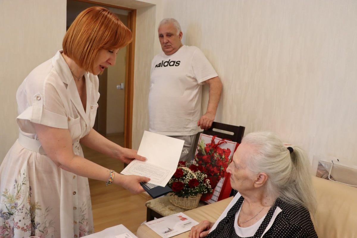 Единороссы поздравили со 100-летним юбилеем Почетного гражданина Курска Надежду Есину