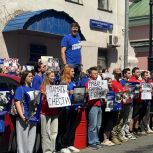 В Москве у посольства Литвы МГЕР и «Волонтёрская рота» провели митинг к 81-годовщине освобождения Вильнюса от нацистских захватчиков
