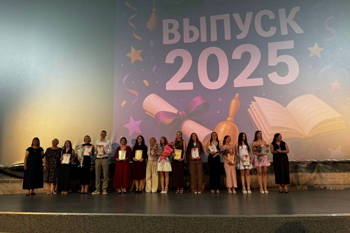 Выпускникам Севастопольского торгово-экономического техникума вручили дипломы в кинотеатре «Москва»