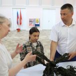 При поддержке «Единой России» в Санкт-Петербурге появилась новая точка плетения маскировочных сетей