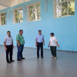 В Кутушинской школе продолжается ремонт спортивного зала