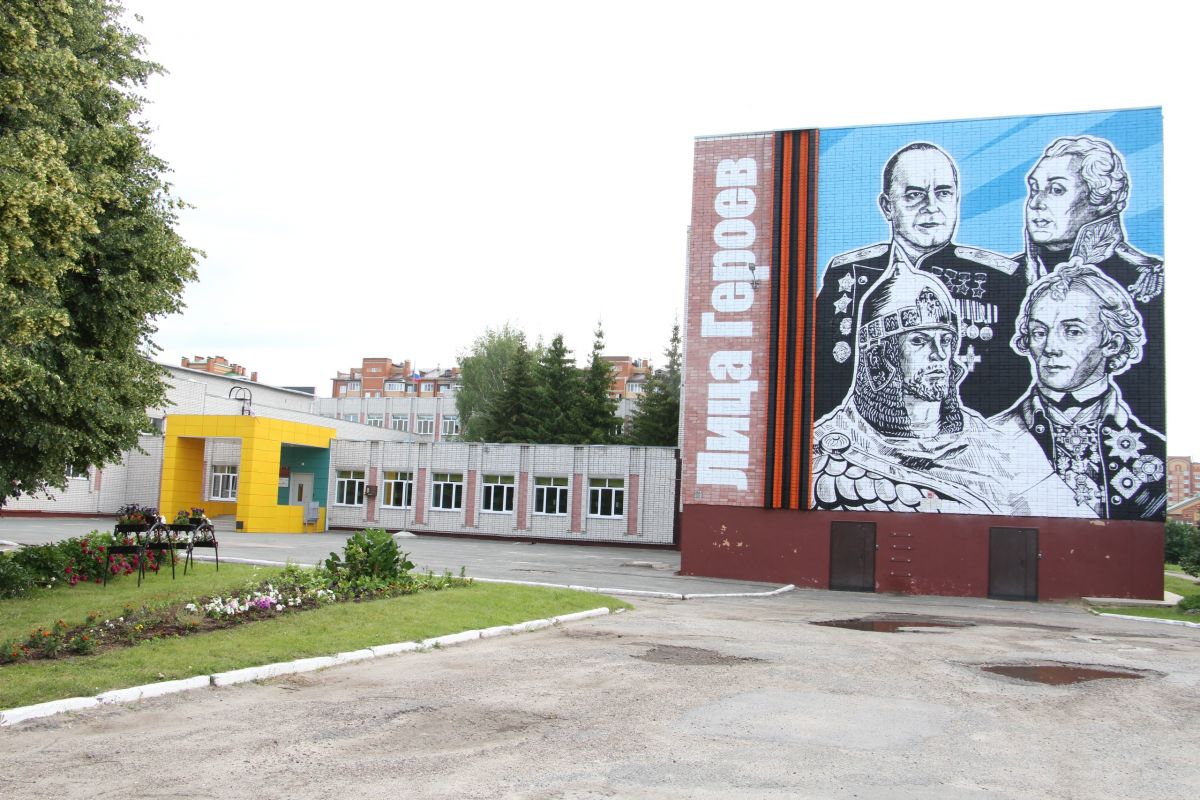 В Медведевской школе № 3 открыт новый арт-объект, посвящённый выдающимся полководцам России