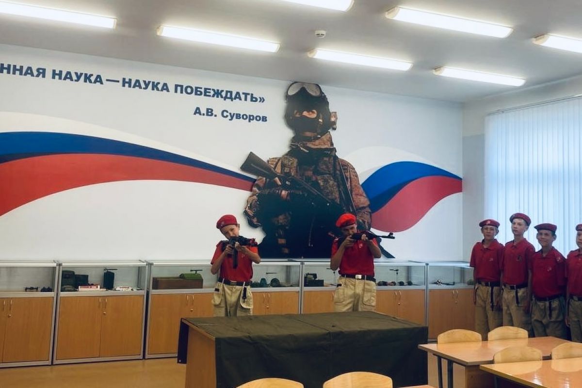 Ученики Центра образования "Тавла" выразили благодарность депутату Госдумы РФ Василию Пискареву за полезный подарок школе - электронный тир