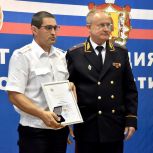 Единороссы поздравили сотрудников ГИБДД с профессиональным праздником