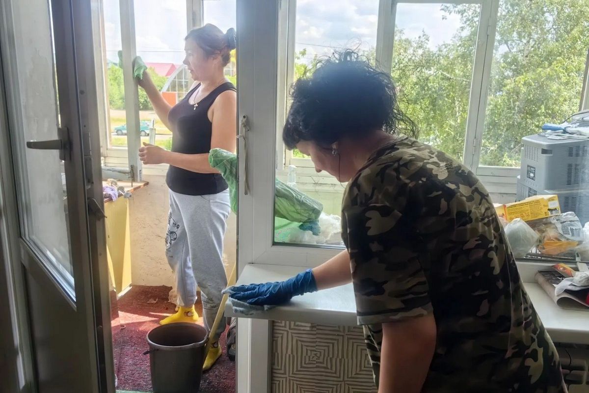В Ангарске участницы «Женского движения Единой России» провели генеральную уборку квартиры ветерана Великой Отечественной войны