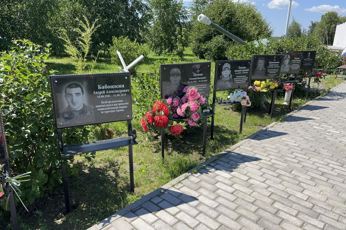 В Пичаево увековечили память пяти погибших участников СВО — мемориальные плиты установили на Аллее Славы