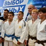 В Ельце Липецкой области Александр Карелин провёл мастер-класс для воспитанников спортшкол