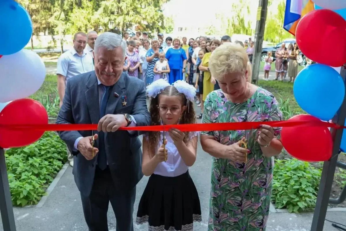 В День семьи, любви и верности в Антраците открылась первая в 2026 году модельная библиотека  
