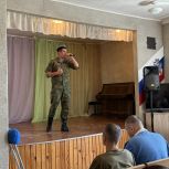 В Псковском военном госпитале поздравили раненых бойцов с Днем ВДВ