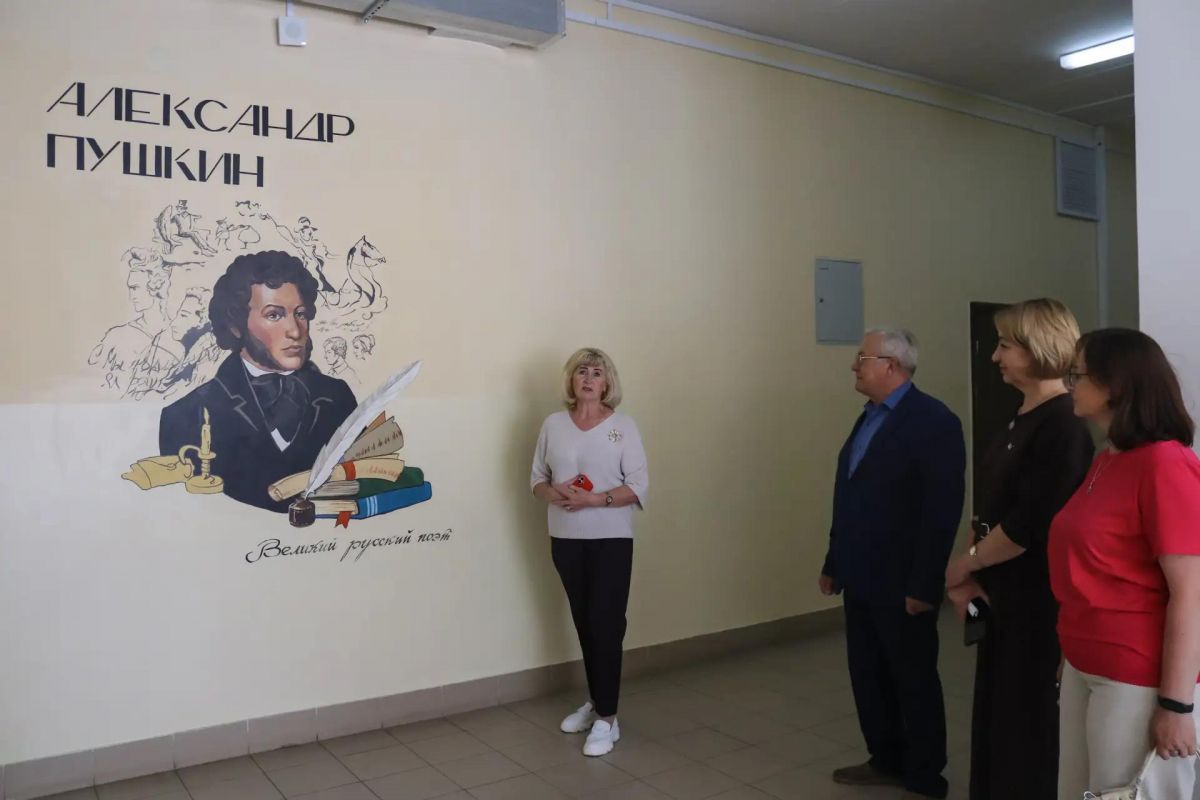 По совместному проекту «Единой России» и Минпросвещения в двух школах Орла появились муралы выдающихся исторических личностей