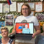 Глава Вельского округа Андрей Гуляев встретился с волонтёрами, которые плетут маскировочные сети для наших бойцов