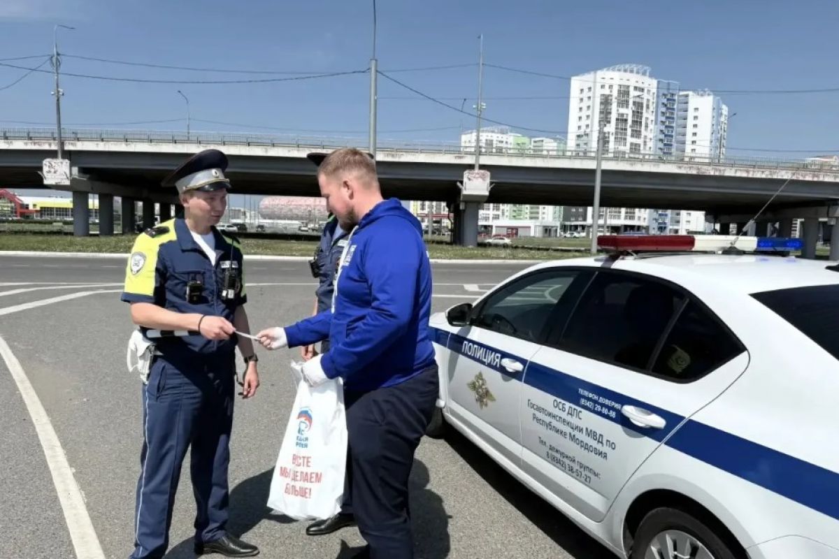 "Благодаря вам наши дороги становятся безопаснее" - партийцы поздравили сотрудников ГАИ