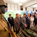 Александр Беглов и Александр Бельский посетили выставки достижений Фрунзенского и Невского районов