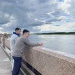 В Тарко-Сале активисты партии проверили состояние городской набережной