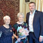 «Эстафета добра»: в Трёхгорном поздравили 90-летнюю жительницу с юбилеем