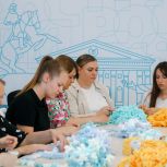 Нить добра: в штабе общественной поддержки «Единой России» связали пледы для недоношенных малышей