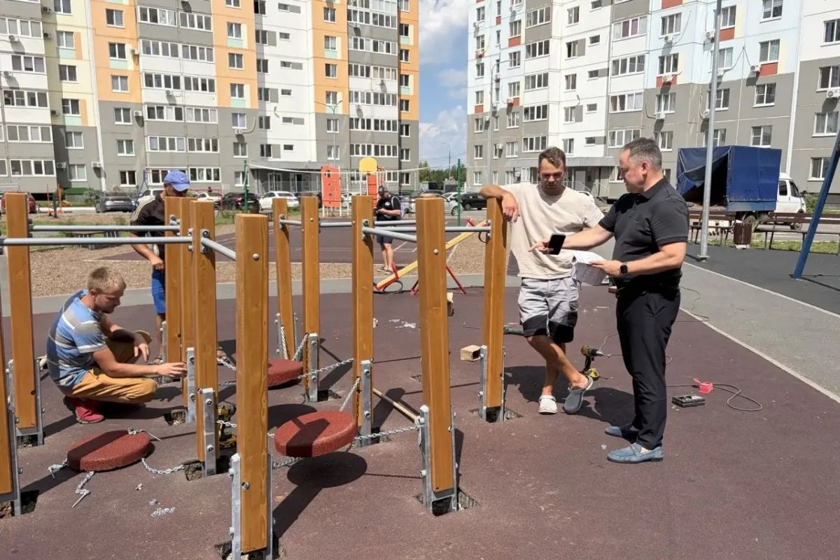 В Оренбурге началась установка детских площадок во дворах