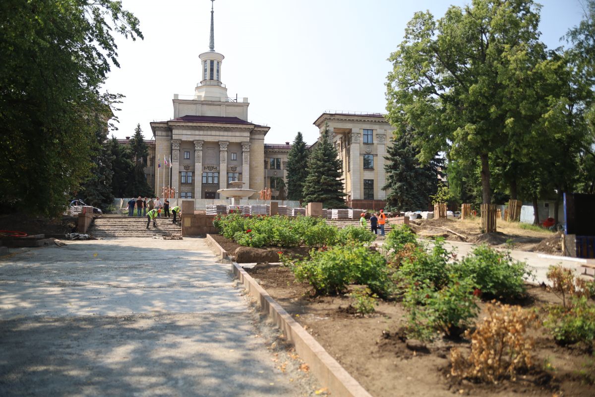 В Луганске идет реконструкция сквера имени Михаила Матусовского