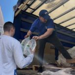 Единая Россия адресно доставляет питьевую воду пострадавшим от подтопления жителям