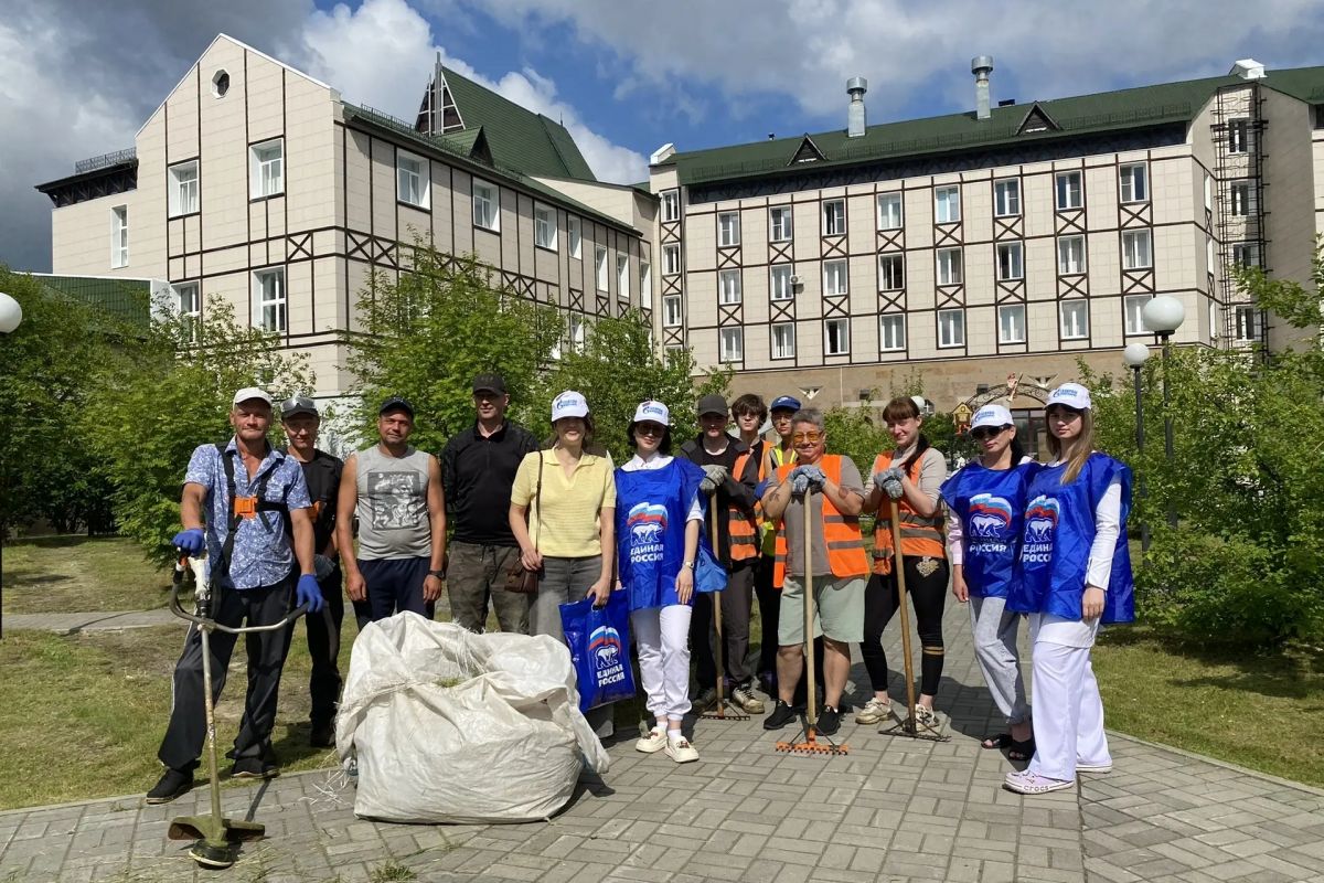 В Югорске активисты «Единой России» привели в порядок сквер «Лукоморье»
