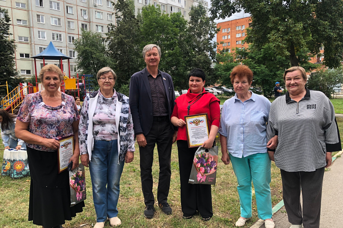 Праздник двора объединил жителей в День семьи, любви и верности