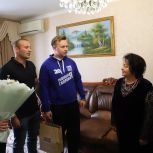 Молодогвардейцы поздравили супругов Алановых, отметивших 52 года совместной жизни