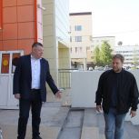 Павел Сайдачаков проконтролировал ход работ по капитальному ремонту крыльца детской художественной школы краевого центра