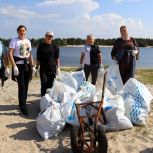 По партпроекту «Чистая страна» состоялся субботник на пляже в Покачах (ХМАО)