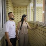 Народная программа: в Домодедове семьям обманутых дольщиков вручили ключи от квартир