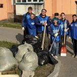 Активисты партпроекта «Чистая страна» убрали улицы Магадана