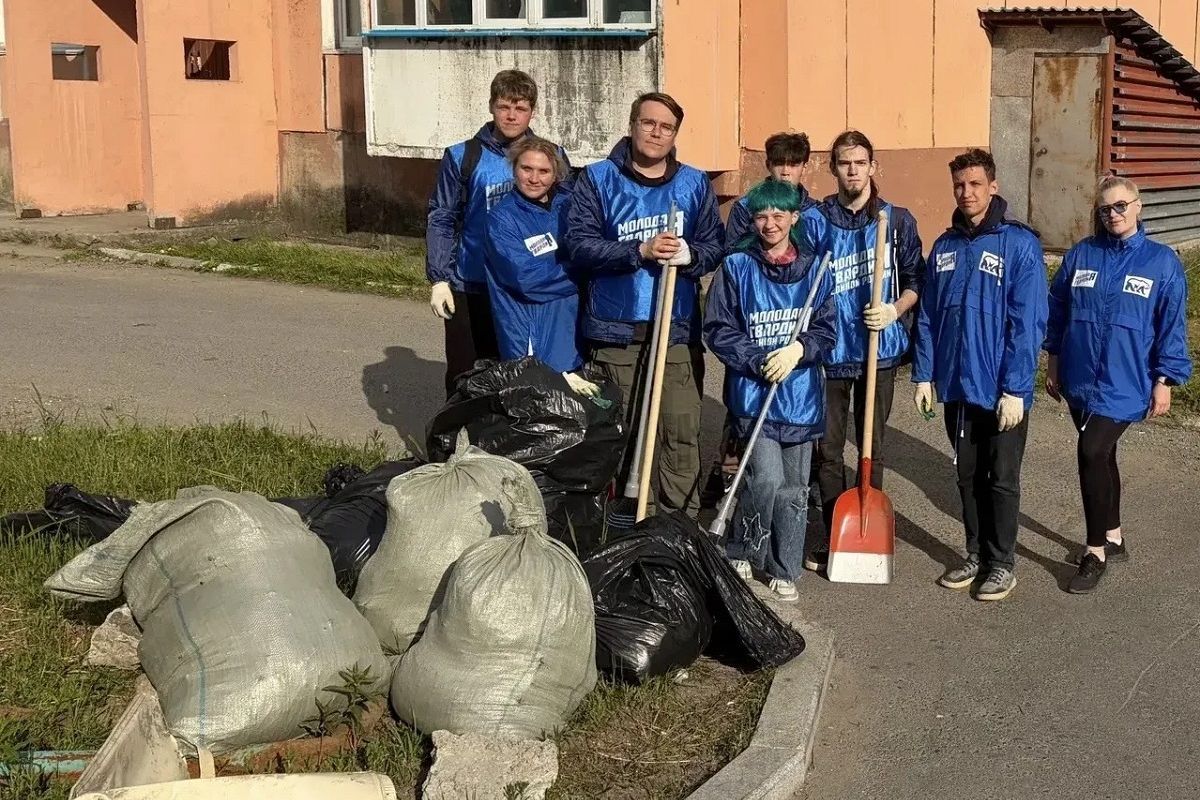 Активисты партпроекта «Чистая страна» убрали улицы Магадана