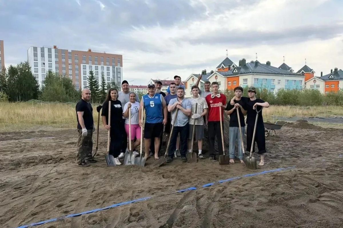 Площадку для пляжного волейбола обустраивают в Лабытнанги