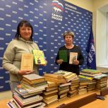 Псковичка передала «Единой России» около 80 книг из домашней библиотеки