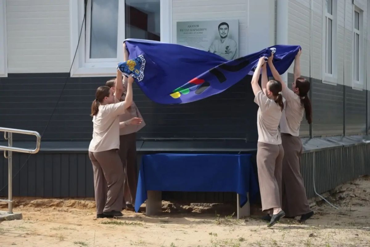 При содействии «Единой России» в Советском (ХМАО) открыли мемориальную доску в память о выдающемся спортсмене