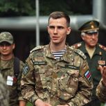 «Благополучие страны строится на воспитании патриотов»: на «Зарнице 2.0» в Оренбурге побывал Герой России Владислав Головин