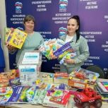 Партийцы и сторонники «Единой России» наполняют «Коробку храбрости» игрушками и наборами для творчества