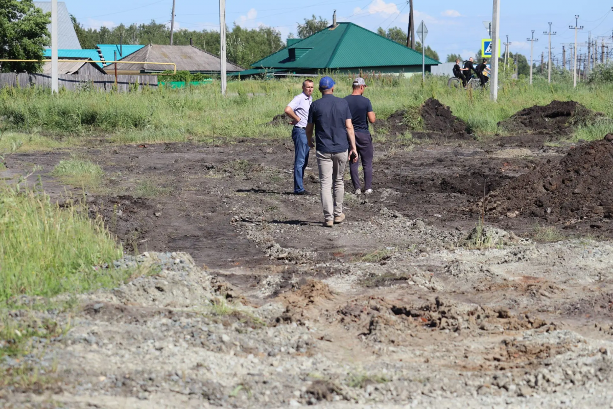 При поддержке «Единой России» в Убинском благоустраивают территорию у Железнодорожного сквера