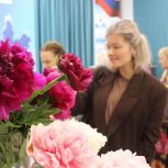 «Пиономания»: На фестиваль цветов в штаб общественной поддержки «Единой России» собрались не только садоводы-любители