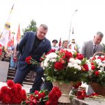 Депутаты фракции «Единая Россия» приняли участие в церемонии занесения имён павших воинов на мемориал