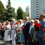 Возложение цветов прошло у памятника народным ополченцам в районе Хорошево-Мневники
