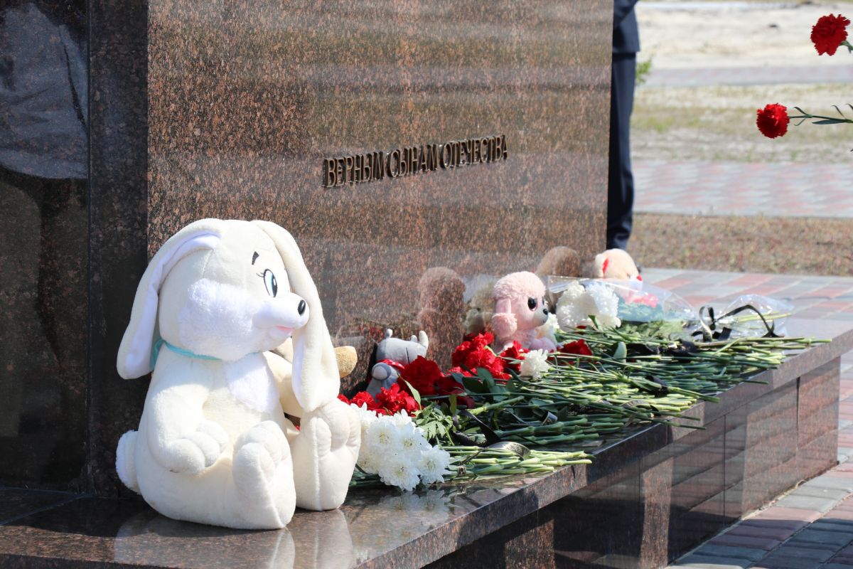 Активисты «Единой России» вместе с югорчанами почтили память детей-жертв войны на Донбассе