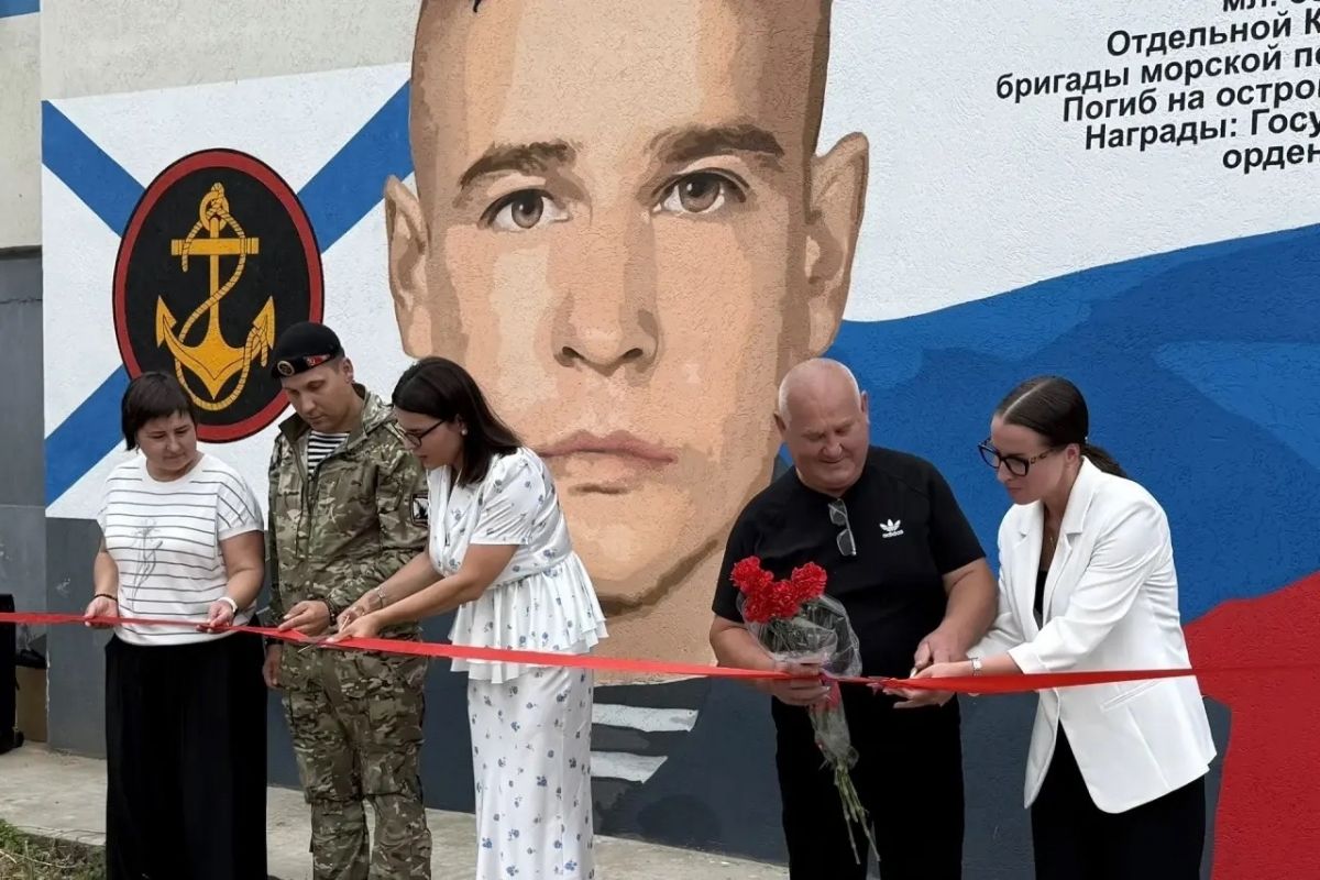 Памяти снайпера с позывным «Ворон»: в Нижнем Новгороде появился мурал в честь героя СВО